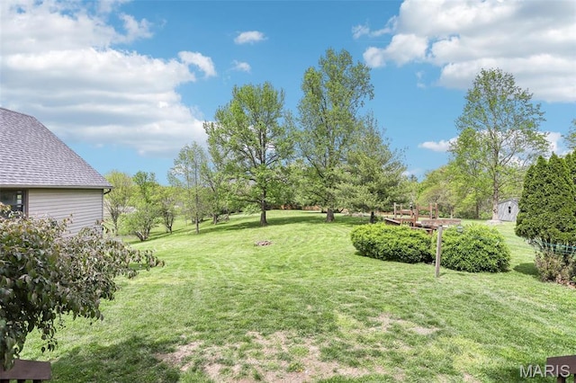 view of green lawn