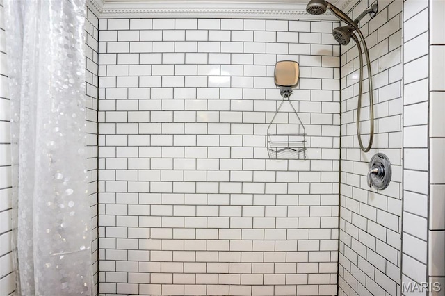 full bathroom featuring a tile shower
