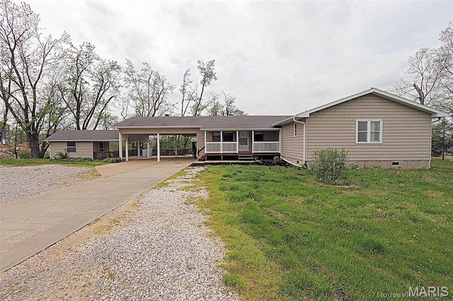 ranch-style house with crawl space, gravel driveway, a carport, and a front lawn