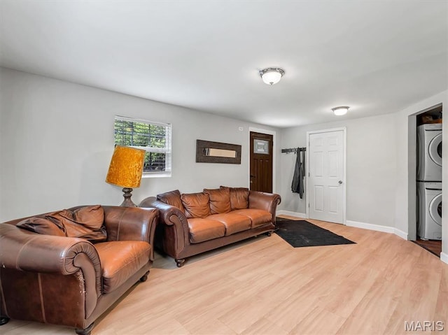 2822 State Rd W, Eureka, MO 63025 - living room featuring stacked washer / drying machine, light wood-style floors, and baseboards