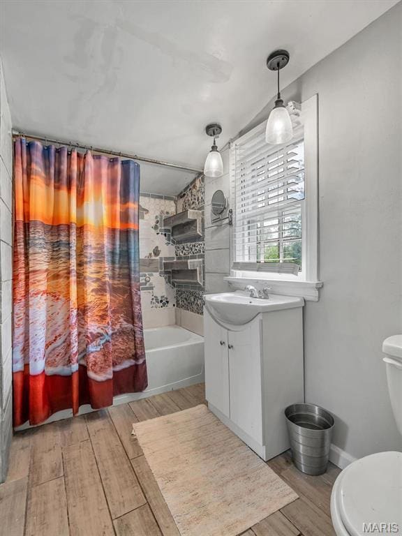 2822 State Rd W, Eureka, MO 63025 - full bath with wood finished floors, toilet, vanity, and shower / tub combo