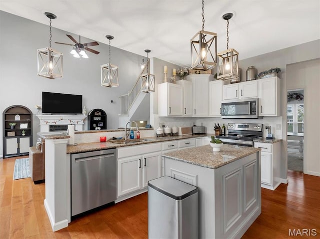 535 Vista Hills Ct, Eureka, MO 63025 - kitchen featuring stainless steel appliances, a sink, a peninsula, ceiling fan, and white cabinets