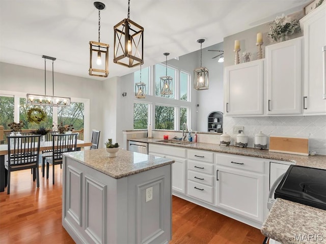 535 Vista Hills Ct, Eureka, MO 63025 - kitchen featuring a sink, backsplash, white cabinets, and a peninsula