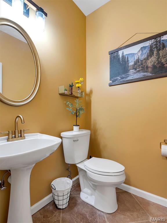 535 Vista Hills Ct, Eureka, MO 63025 - half bath featuring toilet, tile patterned flooring, and baseboards