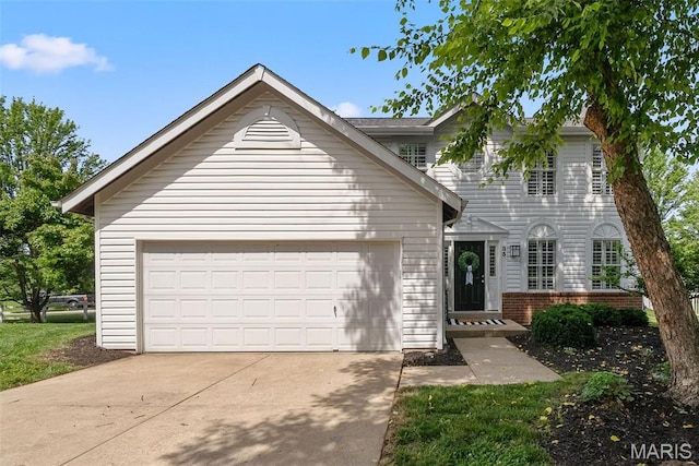 35 Heatherwood Ct, Ofallon, MO 63368 - traditional-style home with driveway and an attached garage