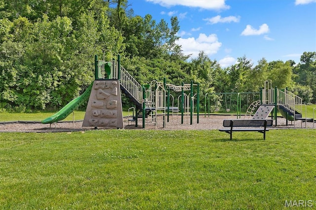 908 Half Moon Ln, Caseyville, IL 62232 - communal playground with a yard