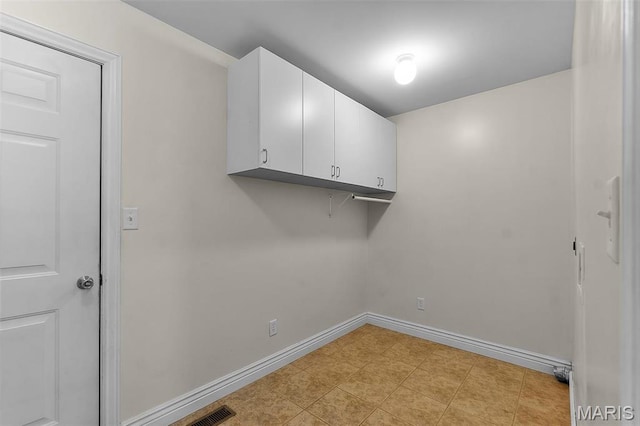 2600 Cobblestone Ct, Cape Girardeau, MO 63701 - clothes washing area featuring baseboards