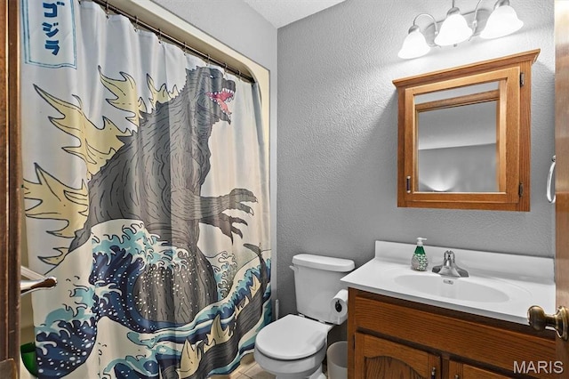 full bathroom featuring vanity, toilet, a shower with shower curtain, and a textured wall