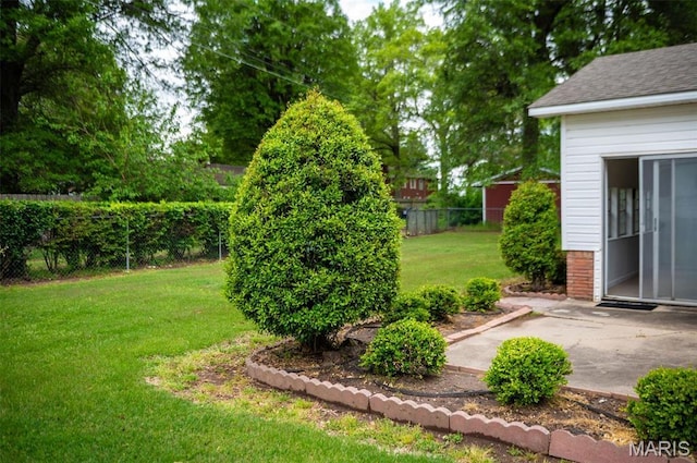view of yard featuring a patio area