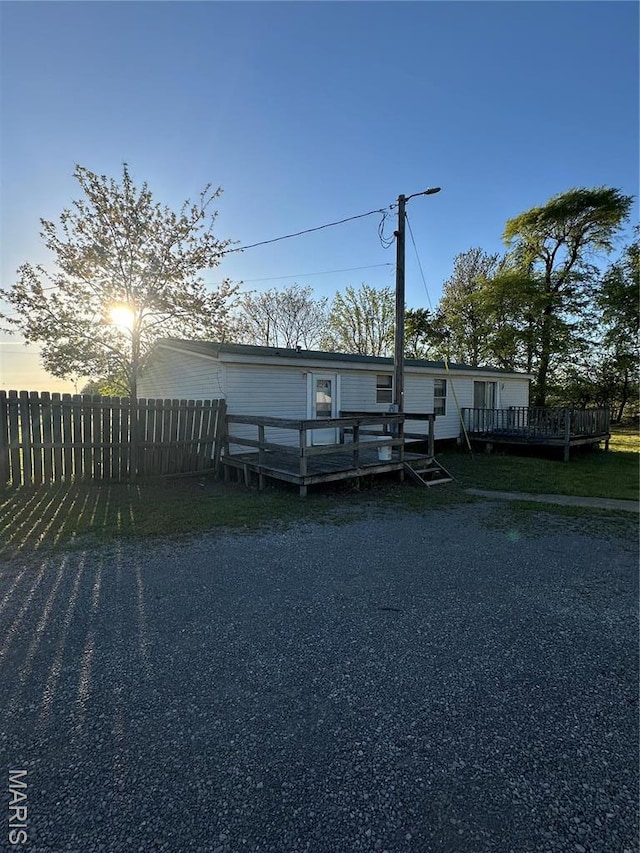 549 E Outer Rd, Sikeston, MO 63801 - back of property with a deck and fence