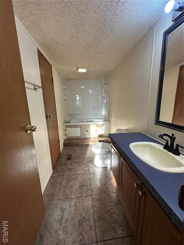 549 E Outer Rd, Sikeston, MO 63801 - bathroom with toilet, a textured ceiling, vanity, and shower / bath combination