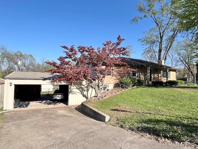 view of front of home featuring an attached garage, driveway, and a front yard