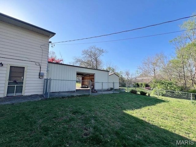 view of yard with a pole building