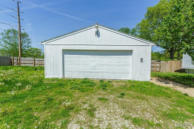 656 Beatrice Ave, Saint Louis, MO 63125 - detached garage featuring fence