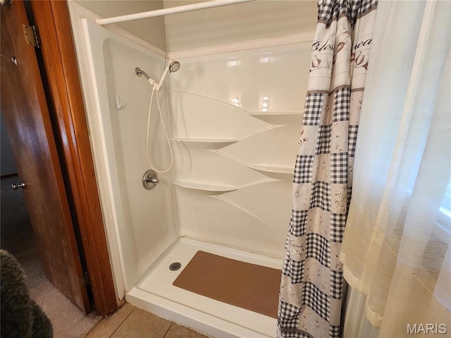 4028 Mcmasters Ave, Hannibal, MO 63401 - bathroom with curtained shower and tile patterned flooring