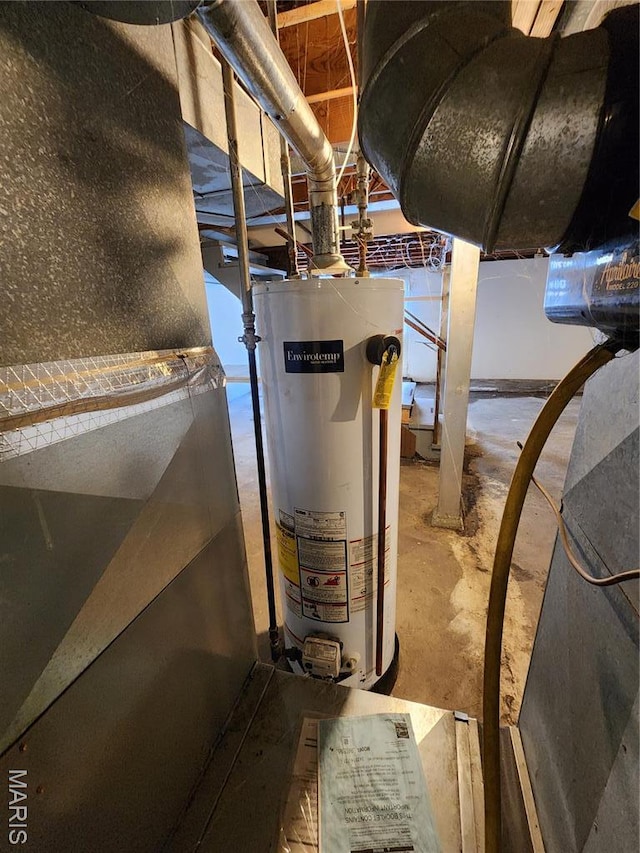 4028 Mcmasters Ave, Hannibal, MO 63401 - utility room with gas water heater