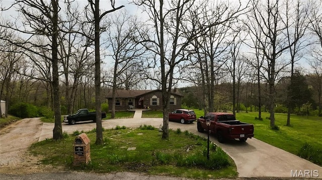 34 Kathryn Dr, St James, MO 65559 - single story home featuring curved driveway and a front yard