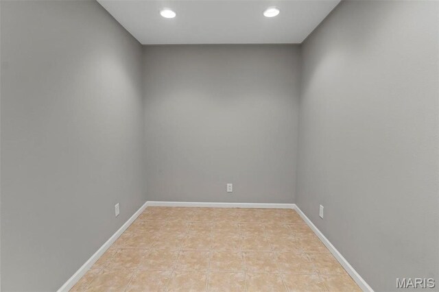 empty room featuring recessed lighting, baseboards, and light tile patterned floors