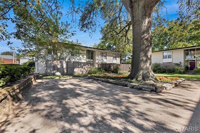 10457 Briarbend Dr Unit 8, Saint Louis, MO 63146 - ranch-style home with fence and brick siding
