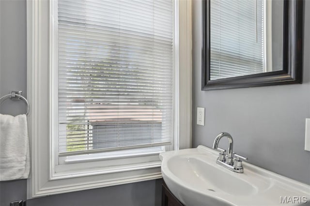 5327 W Ave, Saint Louis, MO 63116 - bathroom featuring vanity