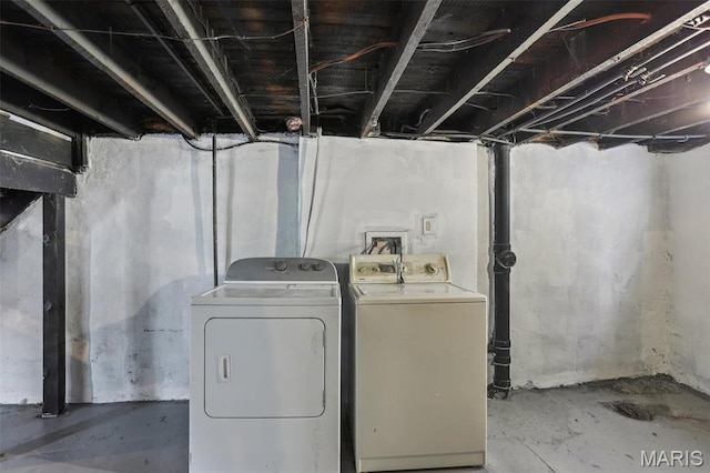 5327 W Ave, Saint Louis, MO 63116 - clothes washing area featuring washing machine and clothes dryer