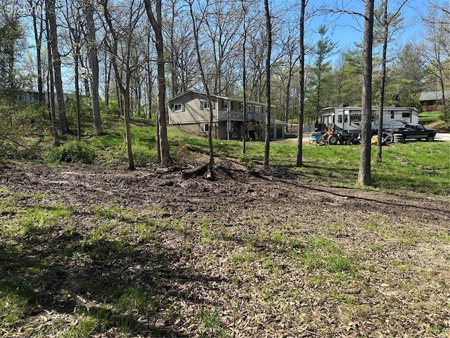 view of yard featuring view of wooded area
