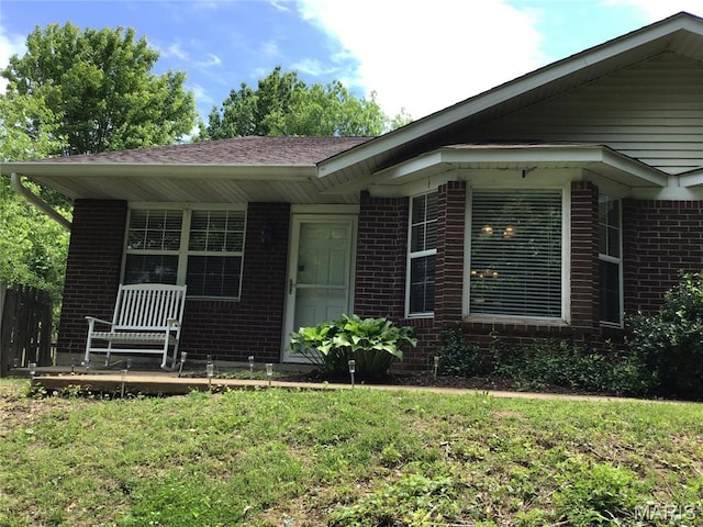 21 Wenona Ct, Washington, MO 63090 - view of front of house featuring brick siding, covered porch, and a front yard