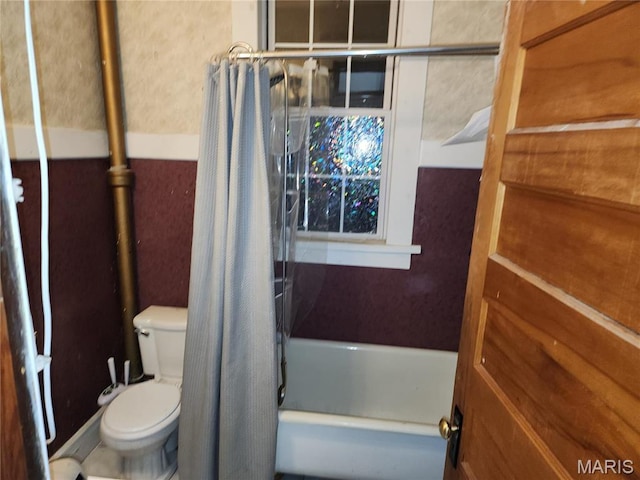 420 E 9th St, Alton, IL 62002 - bathroom featuring toilet, a bathtub, and a shower with curtain