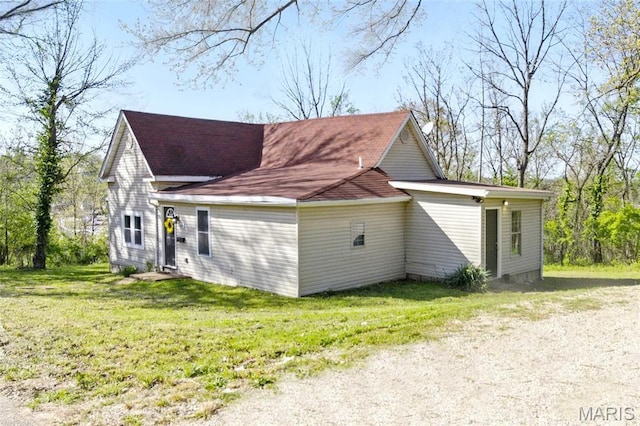 619 E 3rd St, De Soto, MO 63020 - view of side of home featuring a yard and roof with shingles