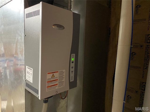 7 Chester Rd, Hannibal, MO 63401 - utilities featuring tankless water heater