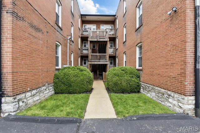 view of apartment building / complex