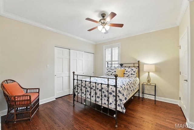 bedroom featuring ornamental molding, wood finished floors, baseboards, a closet, and ceiling fan