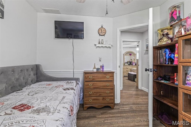 809 Cottage Rd, Bonne Terre, MO 63628 - bedroom featuring wood finished floors, a textured ceiling, and ceiling fan
