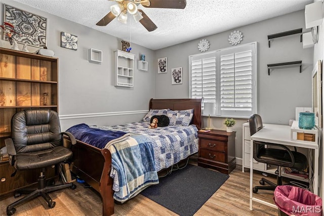 809 Cottage Rd, Bonne Terre, MO 63628 - bedroom featuring wood finished floors, a textured ceiling, and a ceiling fan