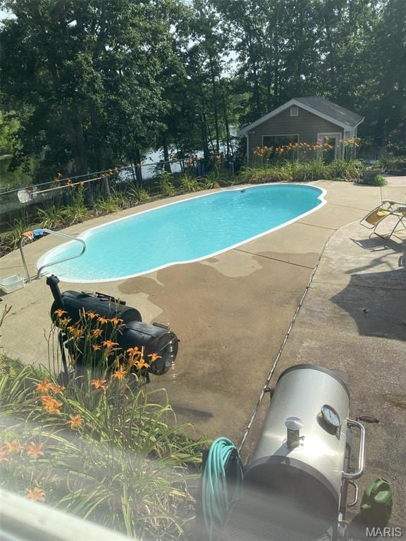 19113 Bent Oak Dr, Warrenton, MO 63383 - view of swimming pool featuring a patio and view of wooded area