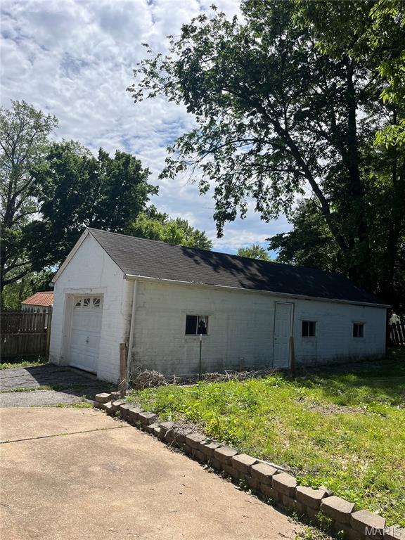 3253 Coles Ave, Saint Louis, MO 63114 - detached garage with concrete driveway