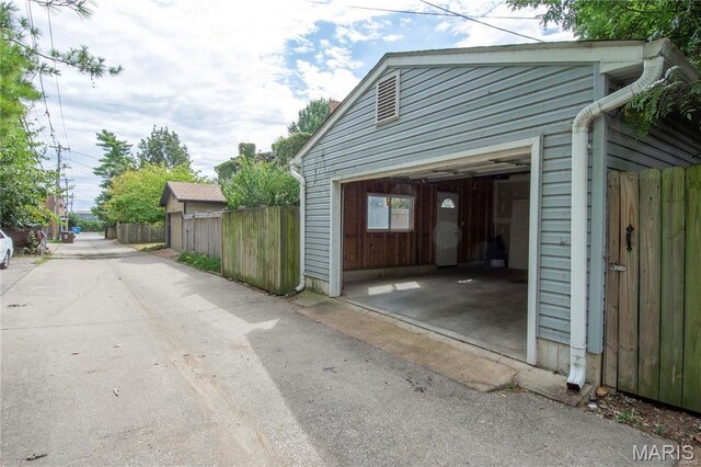 921 Morrison Ave, Saint Louis, MO 63104 - garage featuring fence