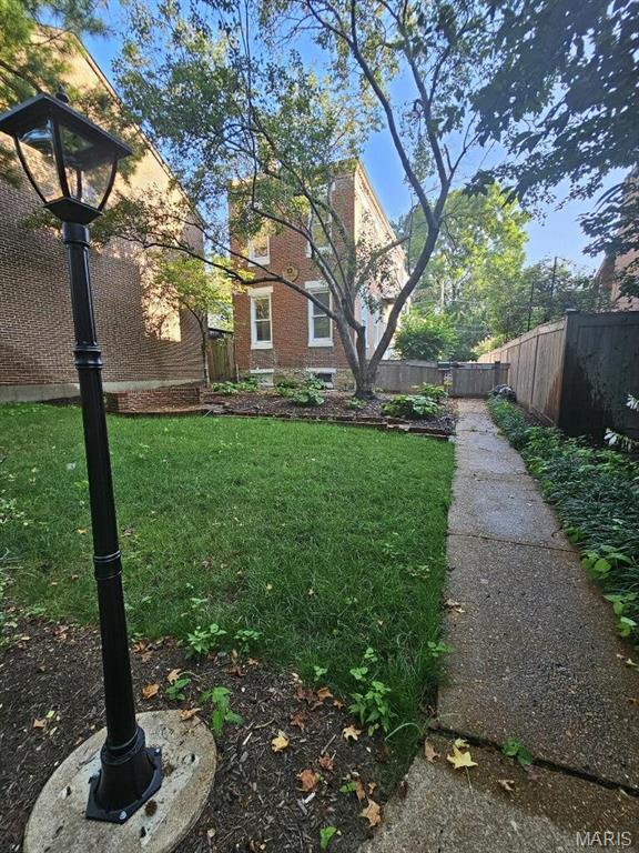 921 Morrison Ave, Saint Louis, MO 63104 - view of yard