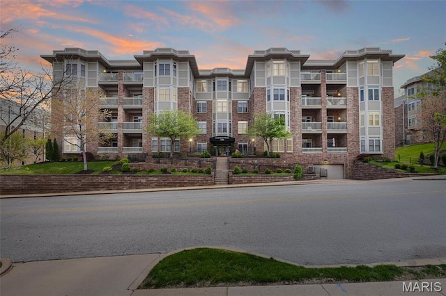 view of apartment building / complex