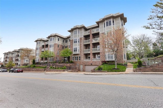 view of apartment building / complex