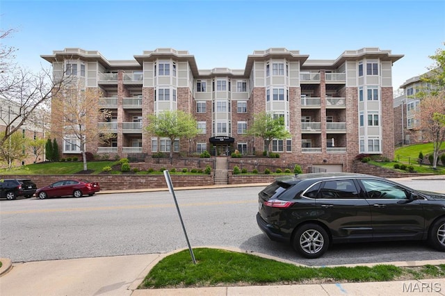 view of apartment building / complex