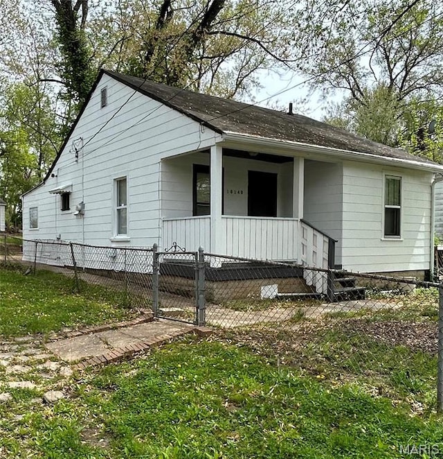 10140 Mayfair Dr, Saint Louis, MO 63136 - view of front of home featuring covered porch and a fenced front yard