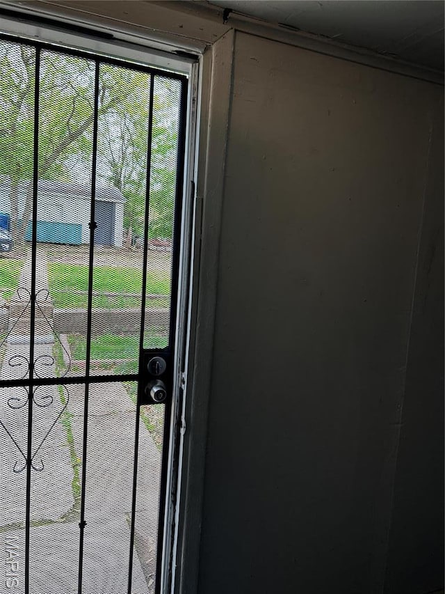10140 Mayfair Dr, Saint Louis, MO 63136 - detailed view of a gate