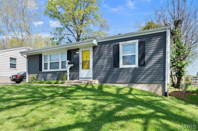 view of front facade featuring a front lawn