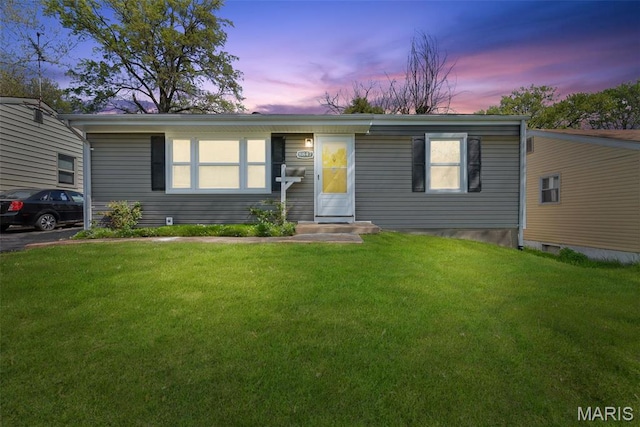view of front of property featuring a yard