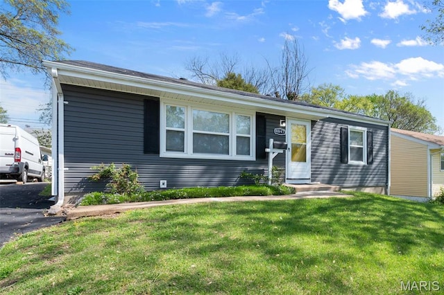 view of front facade with a front yard