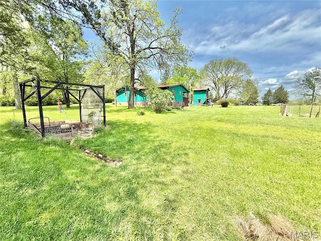 view of green lawn