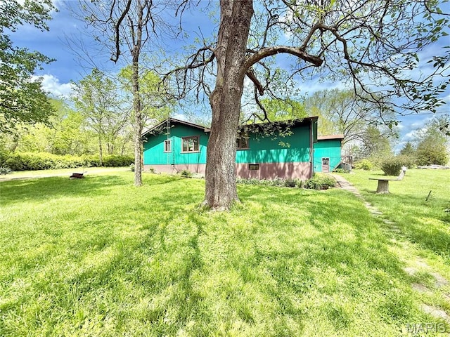 view of green lawn