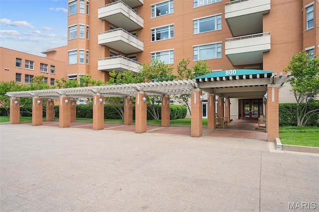 800 S Hanley Rd Unit 2D, Saint Louis, MO 63105 - view of home's community featuring a pergola and covered parking