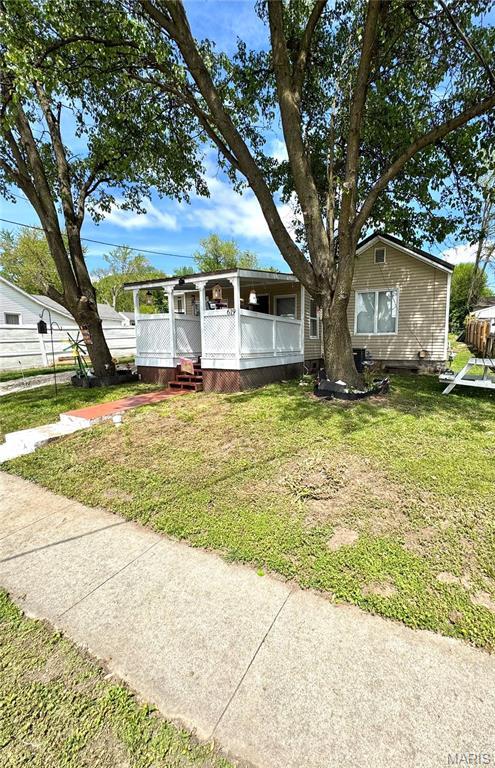 619 Frankford Rd, Louisiana, MO 63353 - manufactured / mobile home with covered porch and a front lawn